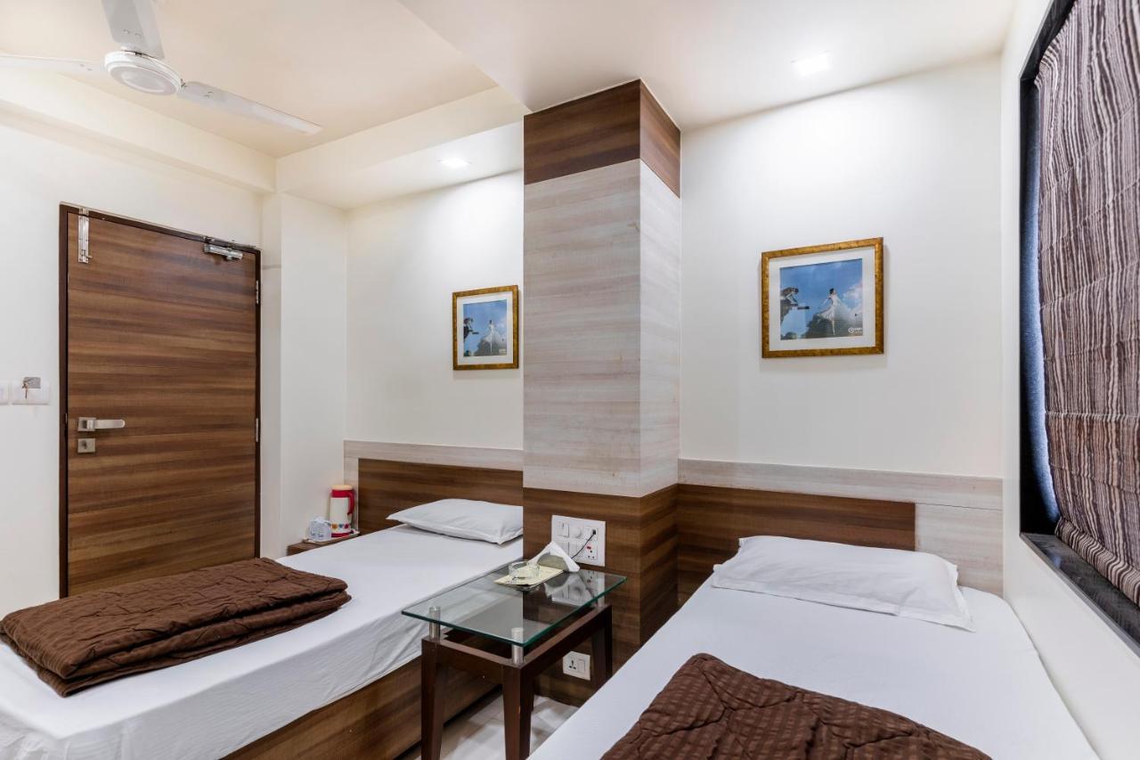 Hotel Ashish Ahmedabad Eksteriør billede