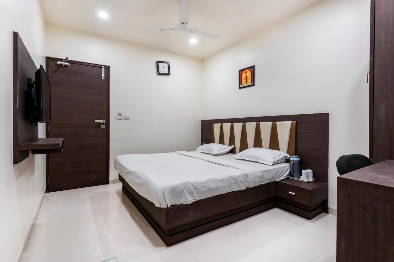 Hotel Ashish Ahmedabad Eksteriør billede