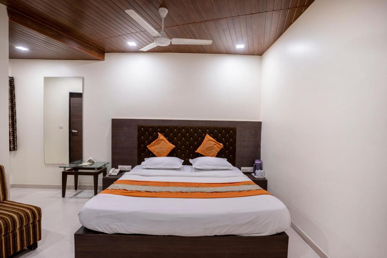 Hotel Ashish Ahmedabad Eksteriør billede
