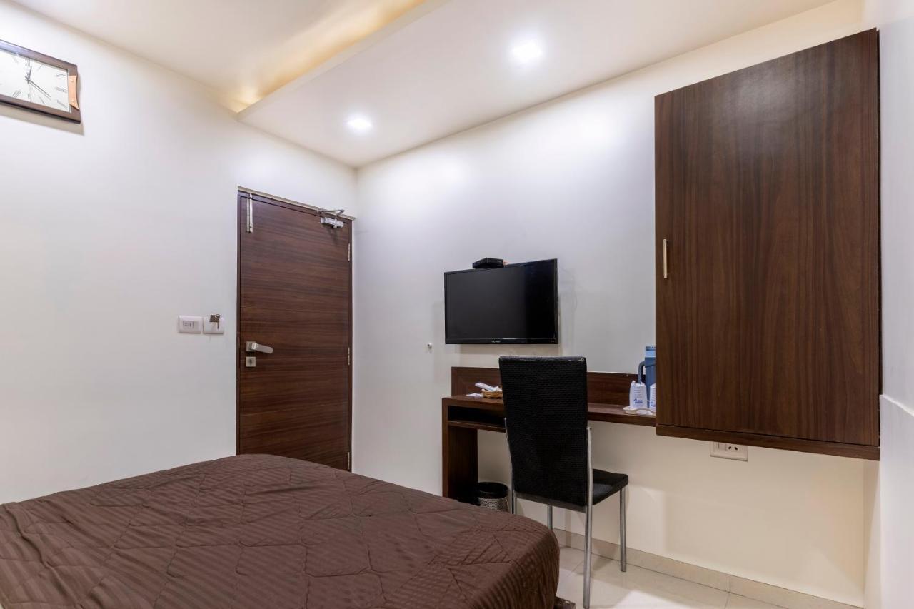 Hotel Ashish Ahmedabad Eksteriør billede