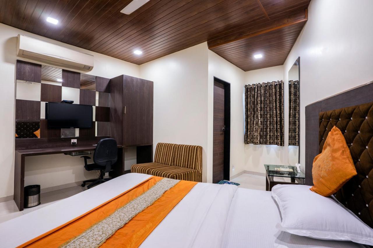 Hotel Ashish Ahmedabad Eksteriør billede