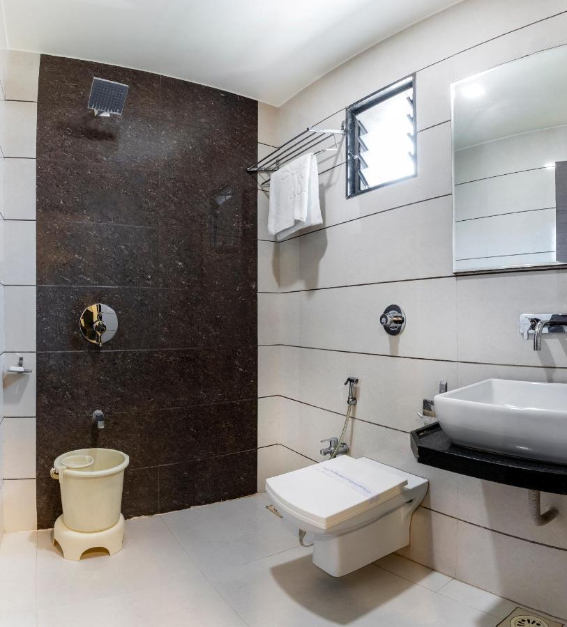 Hotel Ashish Ahmedabad Eksteriør billede